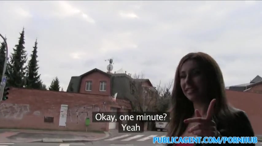Русская шатенка сосет хуй за деньги