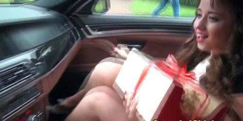 Русский подцепил шлюшку на улице, посадил в машину и трахнул